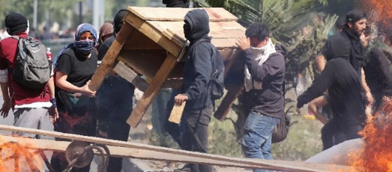 Χιλή: Πακέτο κοινωνικών μέτρων για να κατευναστεί η οργή - 15 νεκροί απο συμπλοκές